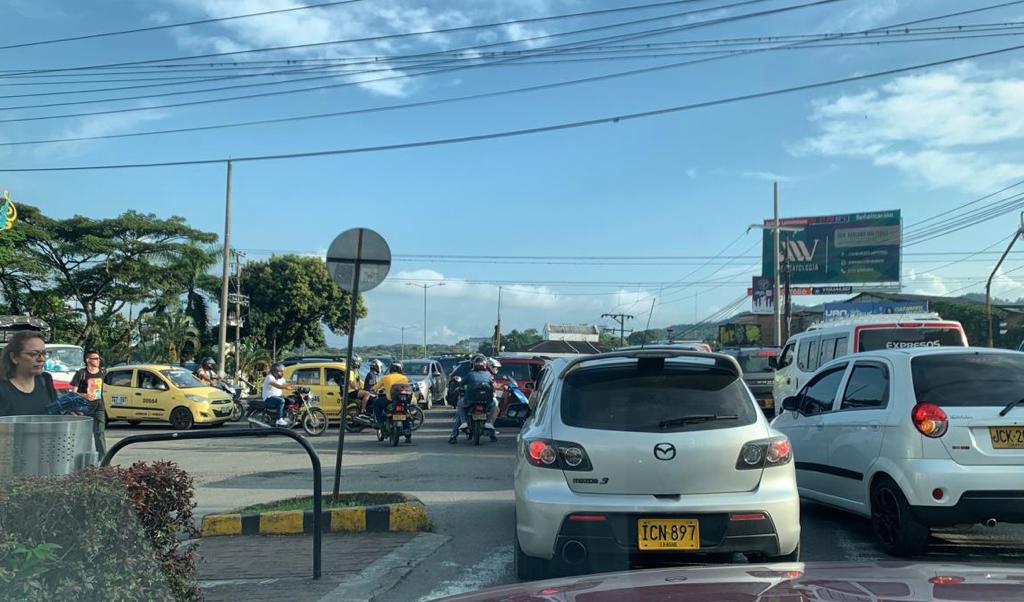 Caos vehicular en la 60 con Quinta por falla de semáforos Caos vehicular en la 60 con Quinta por falla de semáforos