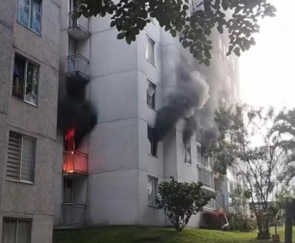 Apartamento del conjunto residencial Yerbabuena ardió en llamas Apartamento del conjunto residencial Yerbabuena ardió en llamas