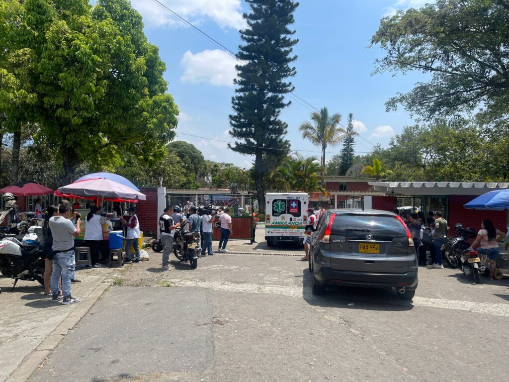 Desmayos tras incidente con gas pimienta en el INEM Manuel Murillo Toro