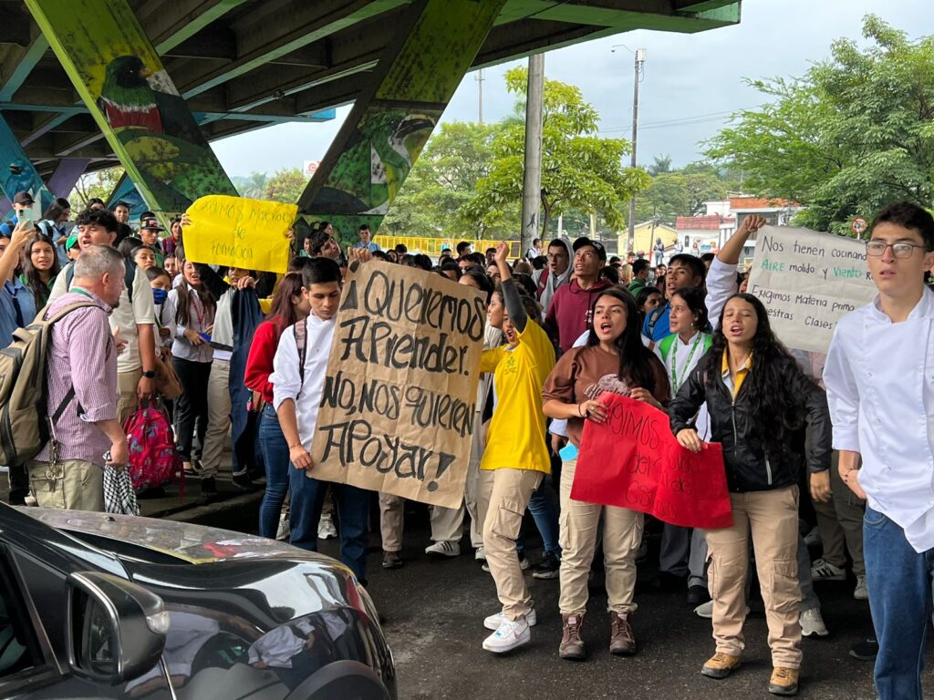 Aprendices del SENA protestan por falta de insumos de práctica Aprendices del SENA protestan por falta de insumos de práctica