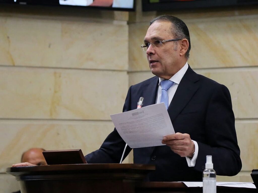 «Yo hubiera preferido que no lo hiciera»: jefe Conservador sobre la ponencia de Gerardo Yepes «Yo hubiera preferido que no lo hiciera»: jefe Conservador sobre la ponencia de Gerardo Yepes
