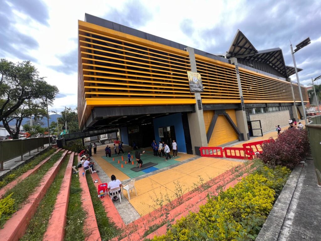 A menos de dos años de inaugurado, advierten posible error de construcción en Coliseo Multideportes