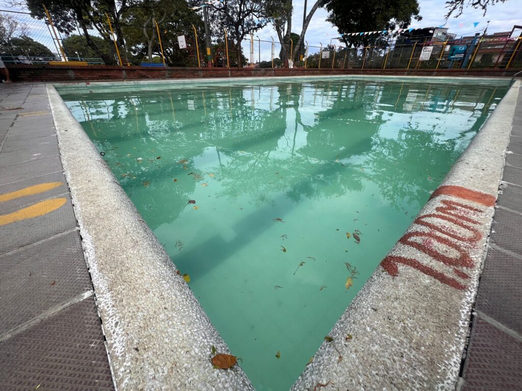 Deportistas en Polideportivo Bocaneme entrenan en piscina con algas y suciedad Deportistas en Polideportivo Bocaneme entrenan en piscina con algas y suciedad