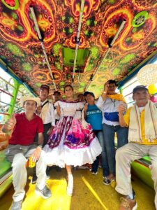 Lotería del Tolima rinde un emotivo homenaje a los loteros en el desfile de San Pedro