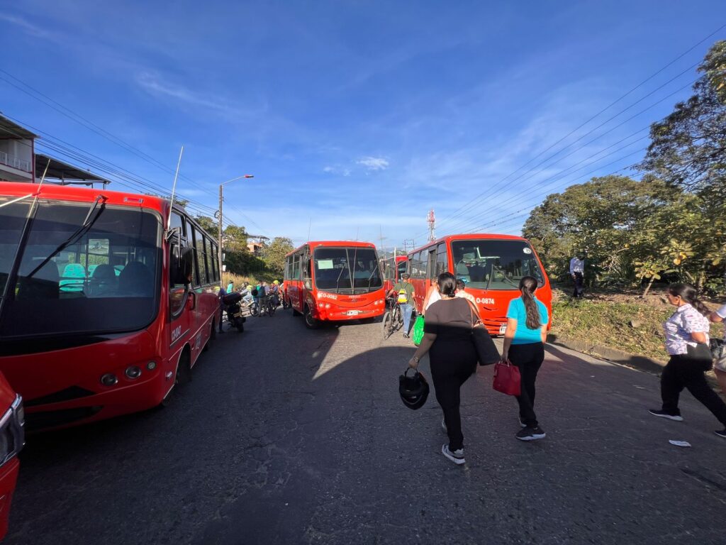 Paro de busetas: así se vive la manifestación de los transportadores en Ibagué Paro de busetas: así se vive la manifestación de los transportadores en Ibagué