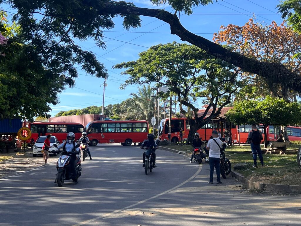 Autoridades evalúan abrir vías e imponer sanciones a conductores que participan en los bloqueos Autoridades evalúan abrir vías e imponer sanciones a conductores que participan en los bloqueos