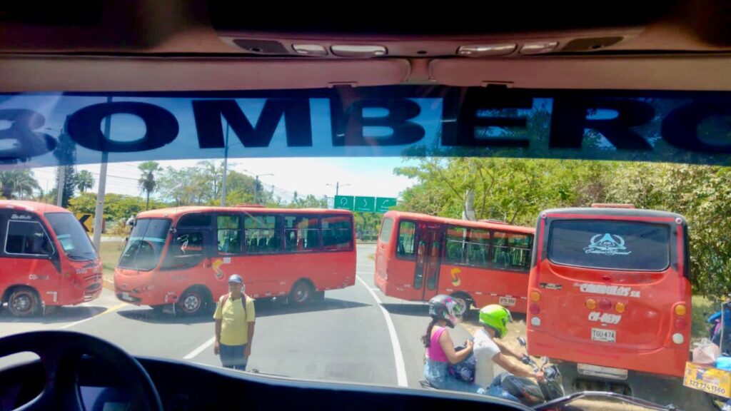 Bomberos de Ibagué denuncian que bloqueos impiden el paso para atender emergencias Bomberos de Ibagué denuncian que bloqueos impiden el paso para atender emergencias