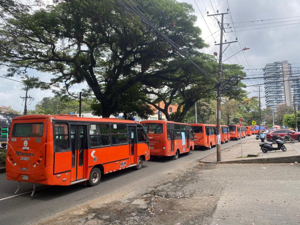 Transportadores se desplazan por la carrera Quinta hacia la Alcaldía de Ibagué Transportadores se desplazan por la carrera Quinta hacia la Alcaldía de Ibagué