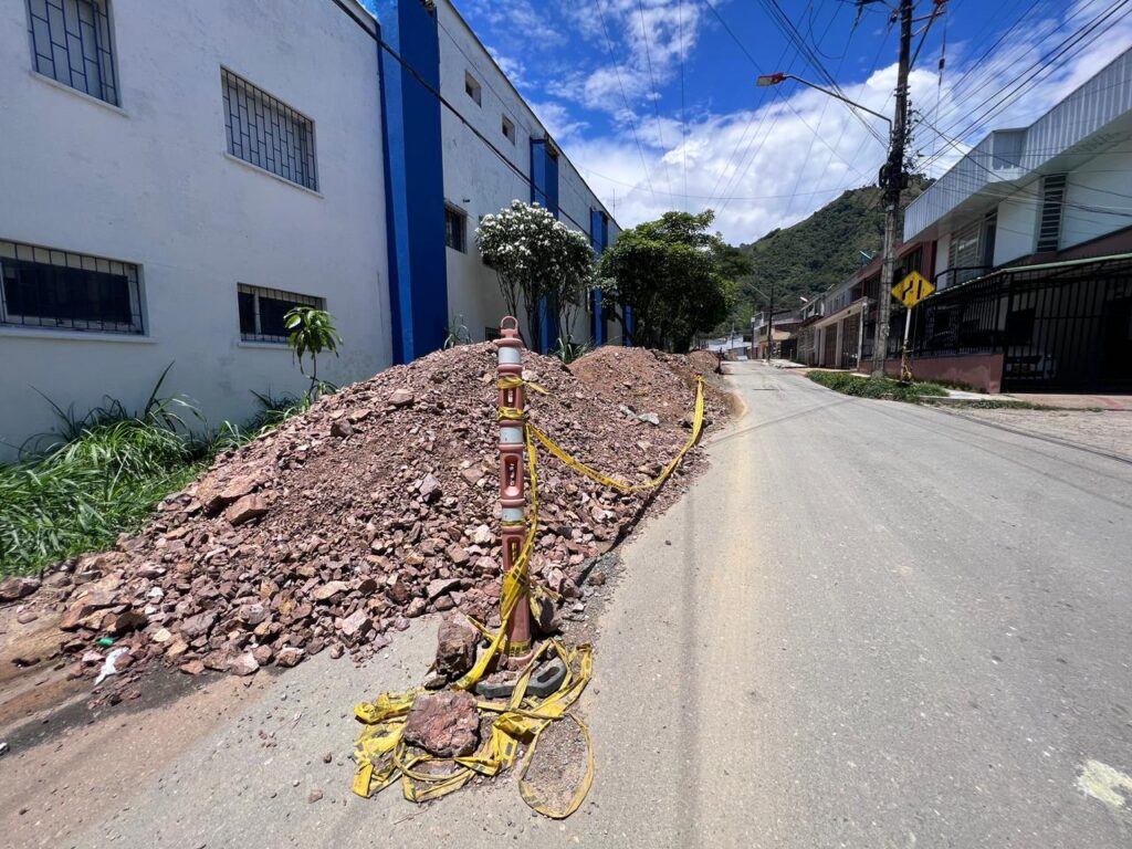 Obra del Ibal tiene afectada la movilidad y la salud de habitantes de La Pola Parte Alta Obra del Ibal tiene afectada la movilidad y la salud de habitantes de La Pola Parte Alta