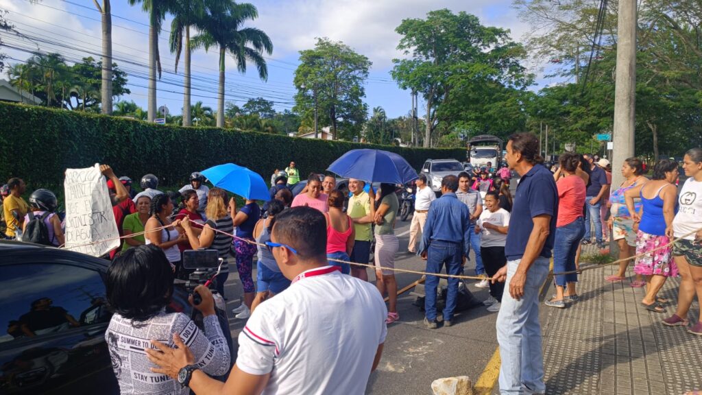 Comunidad bloqueó vía a Picaleña para exigir servicio de agua Comunidad bloqueó vía a Picaleña para exigir servicio de agua