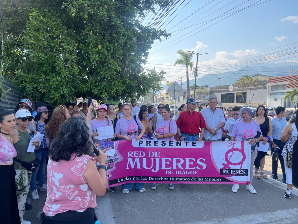 “Quieren entorpecer el proceso”: denuncian en el plantón de apoyo a María y a su hija abusada en Ibagué “Quieren entorpecer el proceso”: denuncian en el plantón de apoyo a María y a su hija abusada en Ibagué
