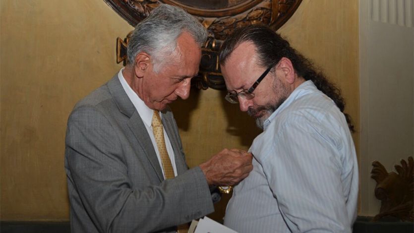 Alcaldía condecoró al escritor tolimense William Ospina Alcaldía condecoró al escritor tolimense William Ospina