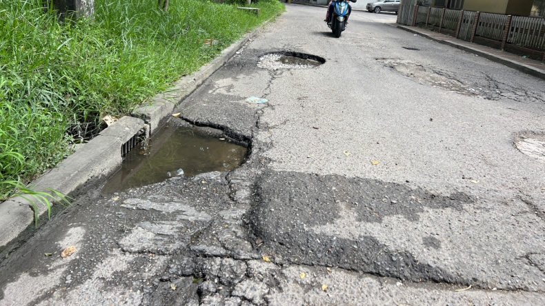Más de cinco años lleva dañada una calle en el barrio Arkalena de Ibagué Más de cinco años lleva dañada una calle en el barrio Arkalena de Ibagué