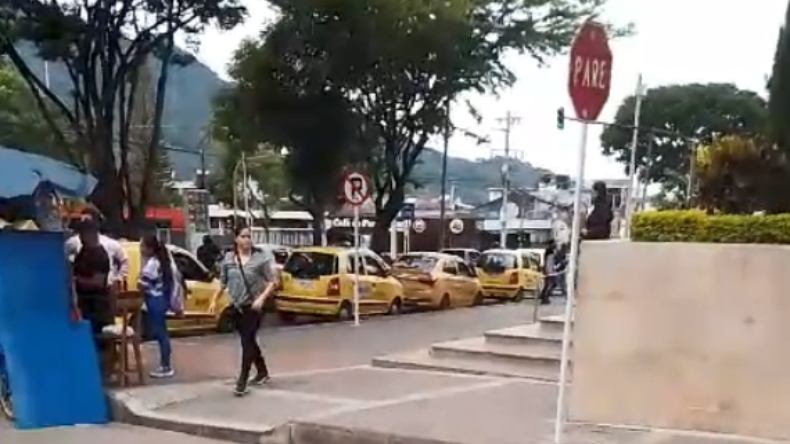 Taxis complican la movilidad en la avenida Guabinal: denuncia ciudadano Taxis complican la movilidad en la avenida Guabinal: denuncia ciudadano