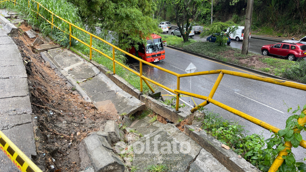 Deslizamiento de tierra amenaza la avenida Pedro Tafur Deslizamiento de tierra amenaza la avenida Pedro Tafur