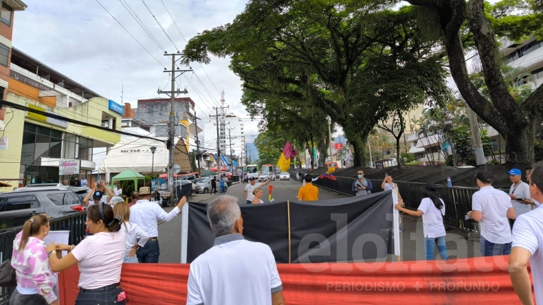 Manifestantes bloquearon la carrera Quinta de Ibagué Manifestantes bloquearon la carrera Quinta de Ibagué