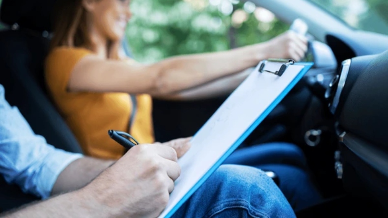 Más de 20 academias de conducción fueron suspendidas por falsificar información Más de 20 academias de conducción fueron suspendidas por falsificar información