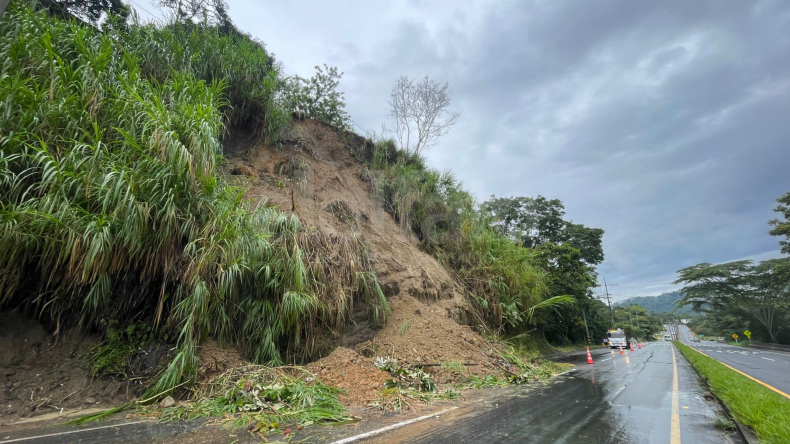 Cierre total de la variante de Ibagué a la altura de La Martinica Cierre total de la variante de Ibagué a la altura de La Martinica