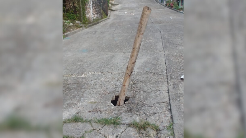 Denuncian hueco de tres metros de profundidad en el barrio Hipódromo Denuncian hueco de tres metros de profundidad en el barrio Hipódromo