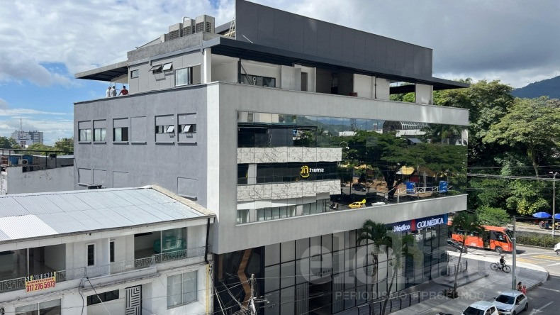 Aparece construcción ilegal en moderno edificio de la calle 30 con Quinta Aparece construcción ilegal en moderno edificio de la calle 30 con Quinta