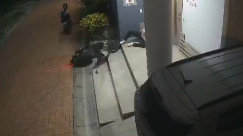 Imprudencia de motociclista provocó daños en un conjunto residencial de Ibagué