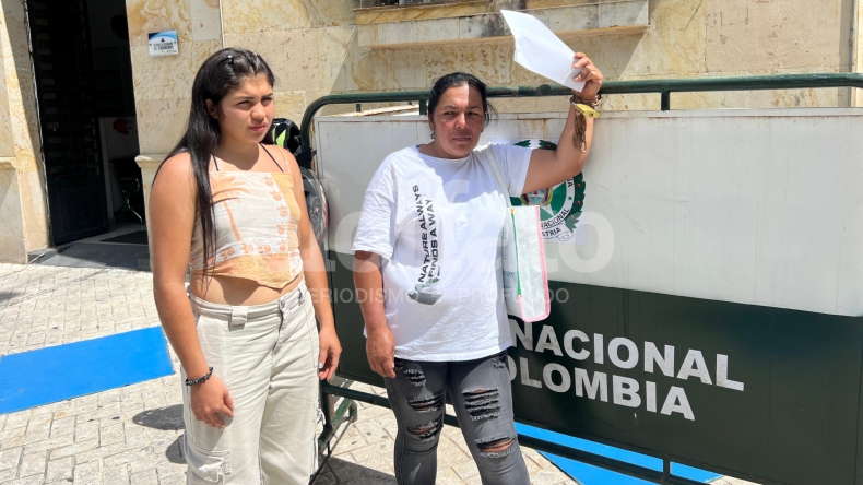 Mujer se encadenó frente al Palacio Municipal en protesta por dos comparendos Mujer se encadenó frente al Palacio Municipal en protesta por dos comparendos