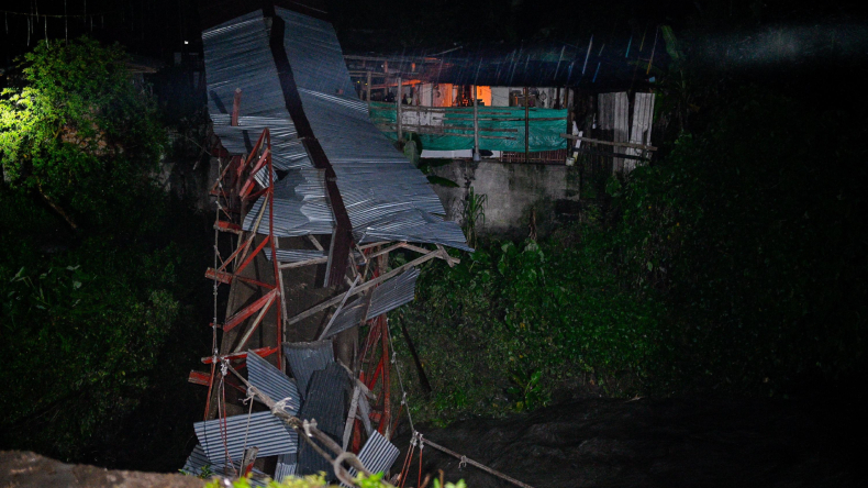 Tormenta provocó caída del puente Pico de Oro en el Cañón del Combeima