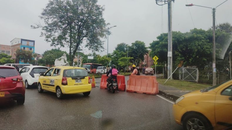 Reportan congestión vehicular en la glorieta del Éxito