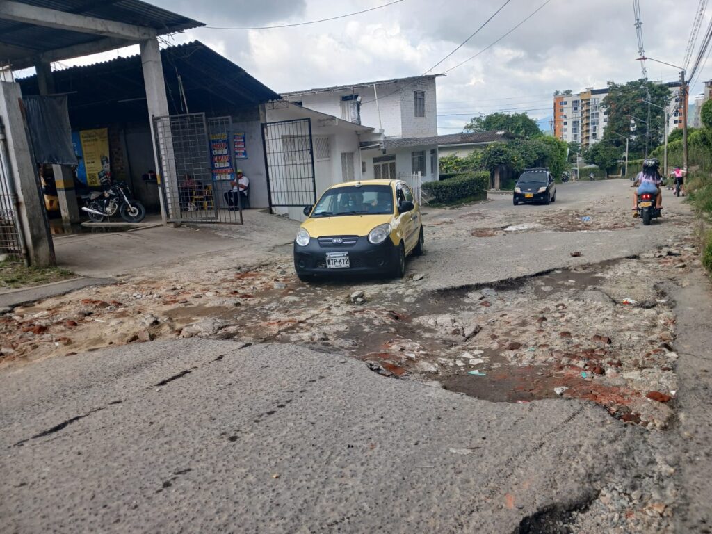 Esta es la vía intransitable en el sector Mirador de Ambalá Esta es la vía intransitable en el sector Mirador de Ambalá