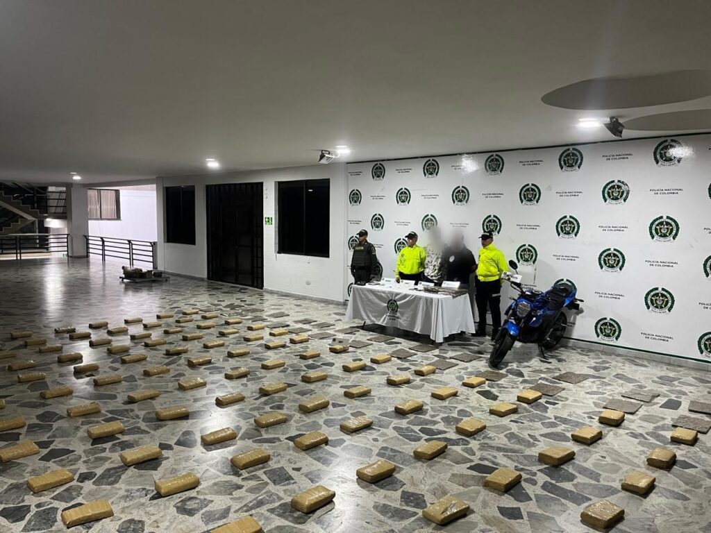 Incautaron gran cantidad de marihuana y cocaína en un barrio de Ibagué Incautaron gran cantidad de marihuana y cocaína en un barrio de Ibagué