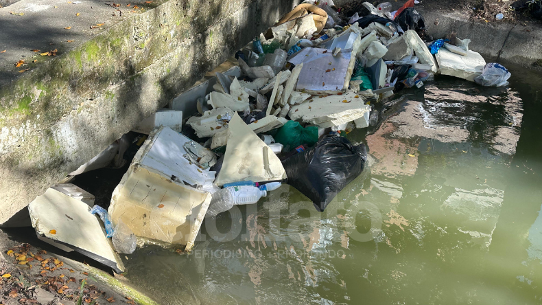 Canal de agua del barrio Santa Helena de Ibagué se convirtió en un basurero Canal de agua del barrio Santa Helena de Ibagué se convirtió en un basurero