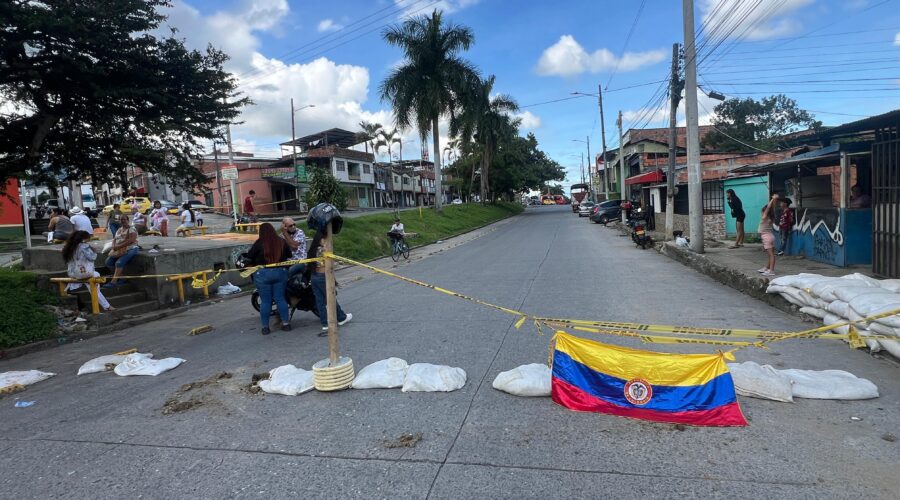 Reportan bloqueo vial en la avenida Ferrocarril Reportan bloqueo vial en la avenida Ferrocarril