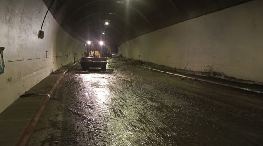 Vía Calarcá – Cajamarca permanece cerrada por deslizamientos de tierra Vía Calarcá – Cajamarca permanece cerrada por deslizamientos de tierra