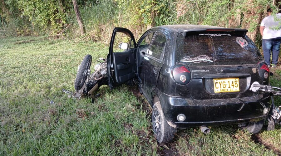 Buscan al conductor de este automóvil: arrolló a dos menores de edad en la vía Ibagué – Alvarado