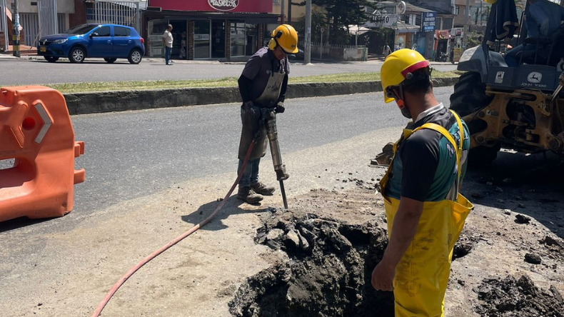 Cerraron un carril de la carrera Quinta por daño de un tubo en Ibagué