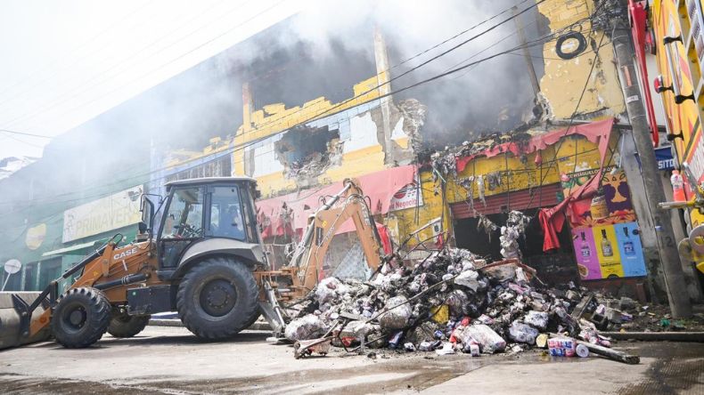Demolerán el edificio donde está el foco del incendio de la 19 Demolerán el edificio donde está el foco del incendio de la 19
