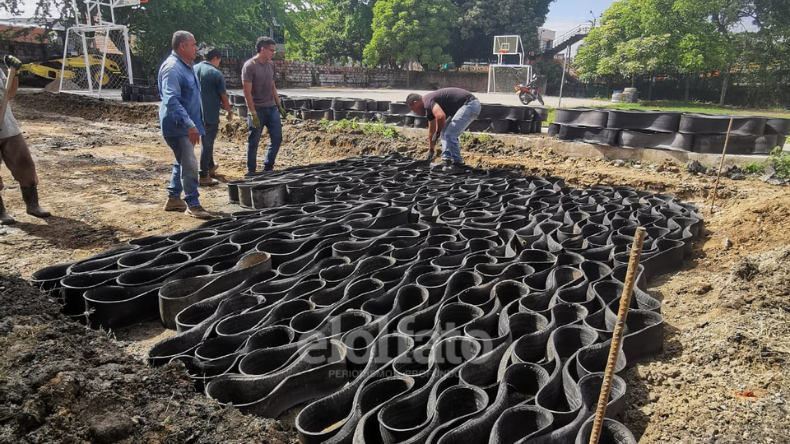 Con llantas recicladas universitarios pavimentan vías terciarias del Tolima