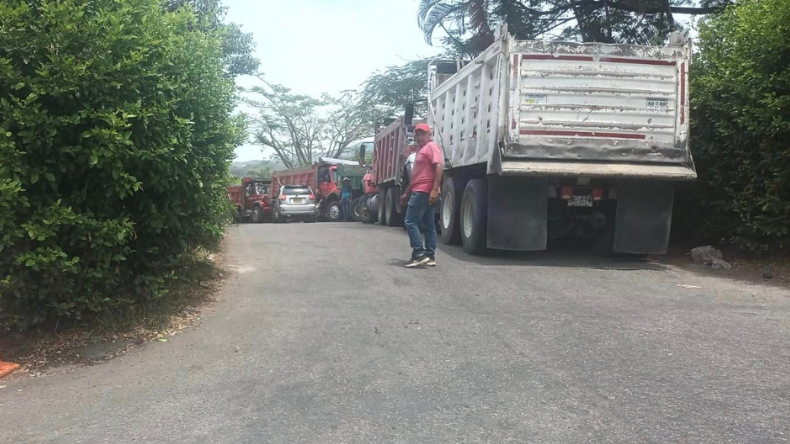 Conductores de volquetas protestan en varias vías de Ibagué Conductores de volquetas protestan en varias vías de Ibagué