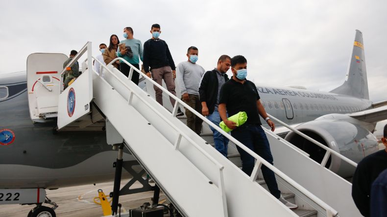 Llegan al país los 201 colombianos deportados de Estados Unidos Llegan al país los 201 colombianos deportados de Estados Unidos