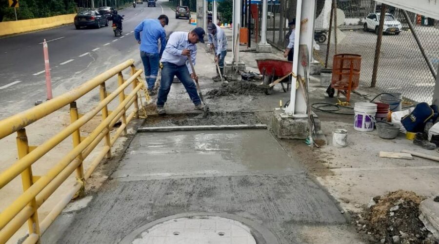 Ibal reparó daño de tubería frente al centro vacacional Comfenalco Ibal reparó daño de tubería frente al centro vacacional Comfenalco