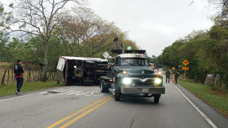 Camión se volcó sobre la vía Alvarado – Ibagué Camión se volcó sobre la vía Alvarado – Ibagué