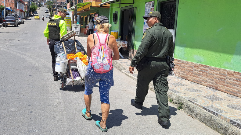 Policías de Ibagué ayudaron a recicladora de la tercera edad Policías de Ibagué ayudaron a recicladora de la tercera edad