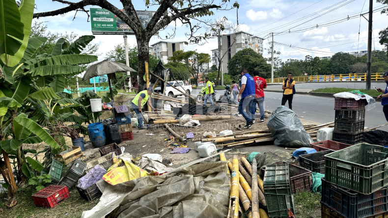 Autoridades desalojaron puesto de frutas en la calle 103 Autoridades desalojaron puesto de frutas en la calle 103