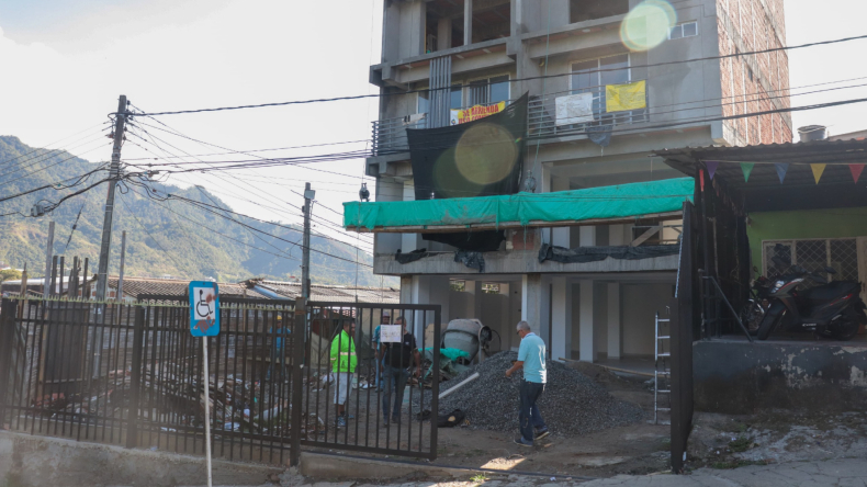 Recuperan espacio público invadido por una construcción en El Jordán Recuperan espacio público invadido por una construcción en El Jordán