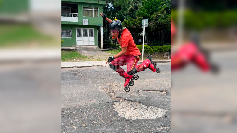 Patinadores arriesgan sus vidas saltando huecos por el mal estado de las vías en Ibagué Patinadores arriesgan sus vidas saltando huecos por el mal estado de las vías en Ibagué