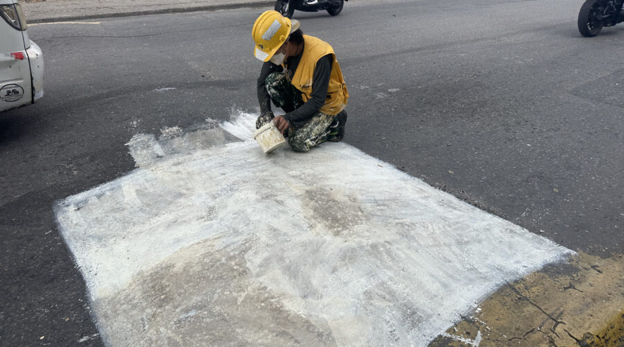 El joven ibaguereño que se rebusca pintando reductores de velocidad El joven ibaguereño que se rebusca pintando reductores de velocidad