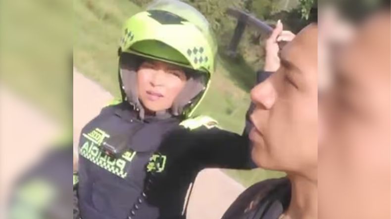 Investigan a una policía de Bogotá por agredir en el rostro a un joven Investigan a una policía de Bogotá por agredir en el rostro a un joven