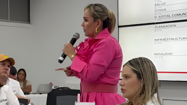 Alcaldesa de Ibagué regaña en público a sus secretarios por alcahuetear “flojos” en sus despachos Alcaldesa de Ibagué regaña en público a sus secretarios por alcahuetear “flojos” en sus despachos