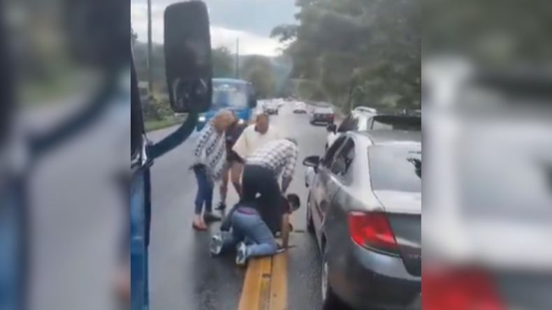 Un comisario de familia agredió a conductor en la vía Calarcá – Armenia Un comisario de familia agredió a conductor en la vía Calarcá – Armenia