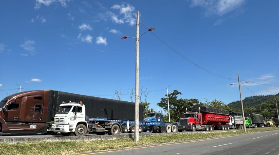 Continúa el trancón en la vía Ibagué – Cajamarca Continúa el trancón en la vía Ibagué – Cajamarca
